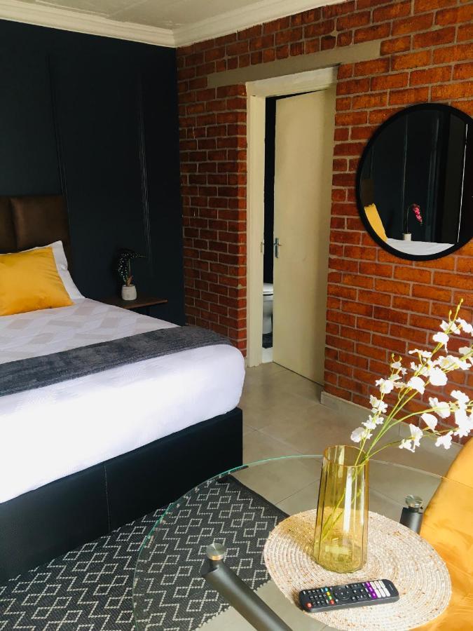 Black Rose Guesthouse Soweto Buitenkant foto