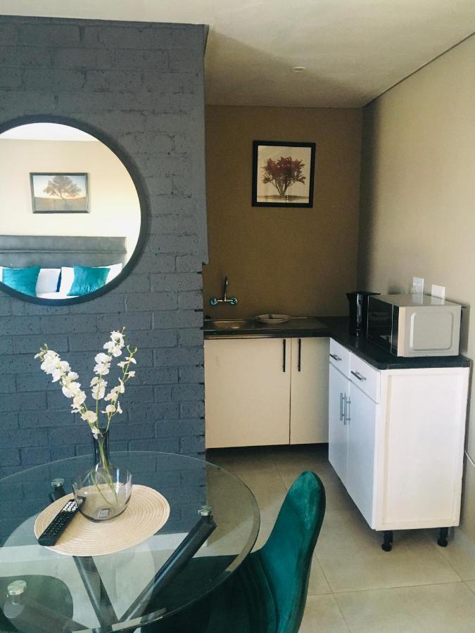 Black Rose Guesthouse Soweto Buitenkant foto