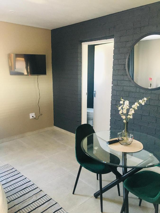Black Rose Guesthouse Soweto Buitenkant foto