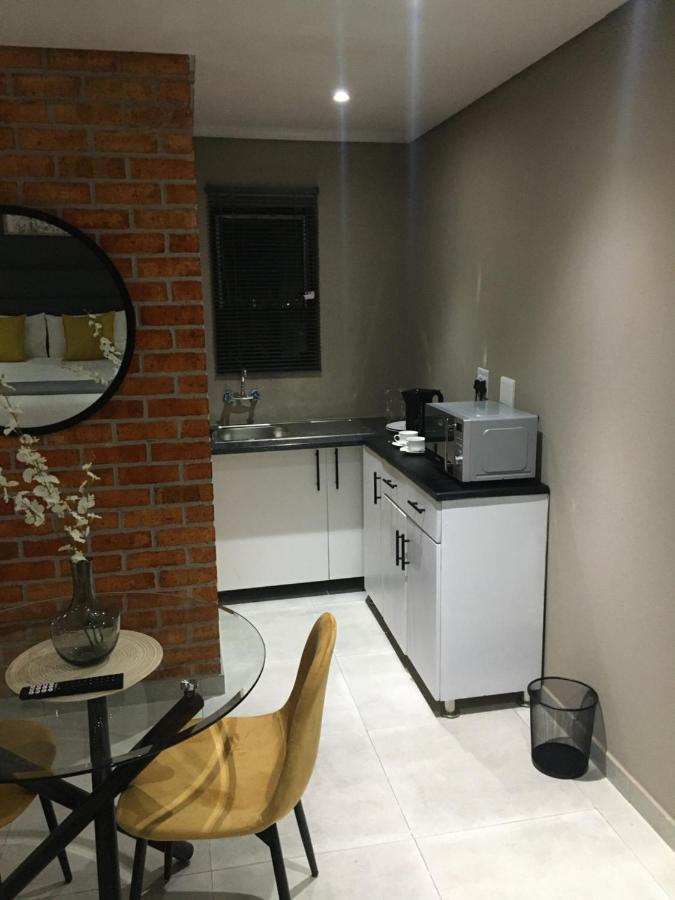 Black Rose Guesthouse Soweto Buitenkant foto